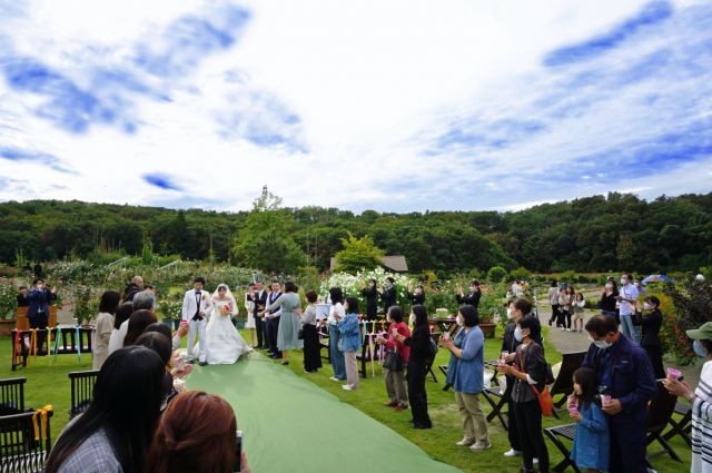 【募集中】『国営越後丘陵公園』香りのばら園で秋バラに包まれてローズウエディングの新郎新婦を募集します