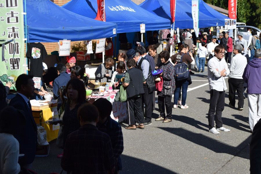 新鮮な特産品が並ぶ