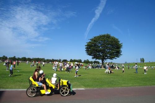 車のかたちをした変形自転車でサイクリング