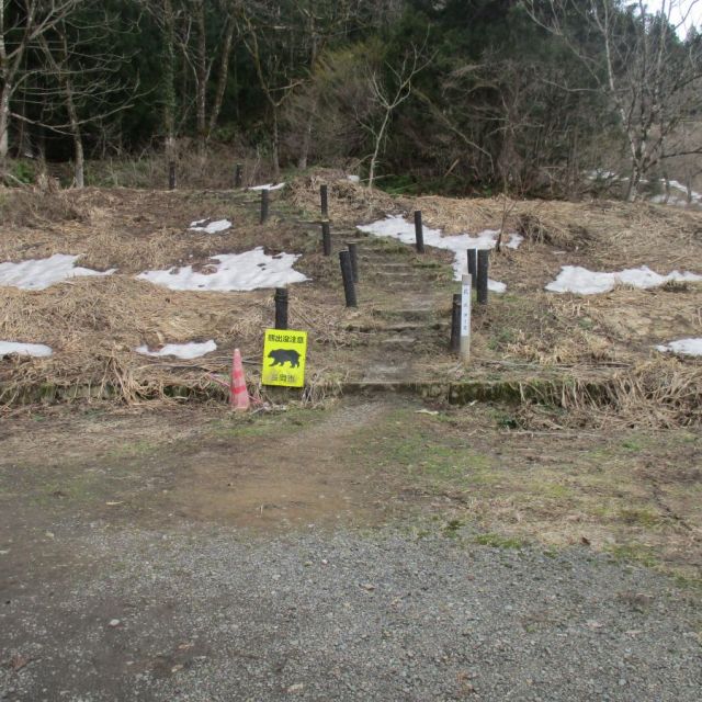 鋸山・花立コース登山口