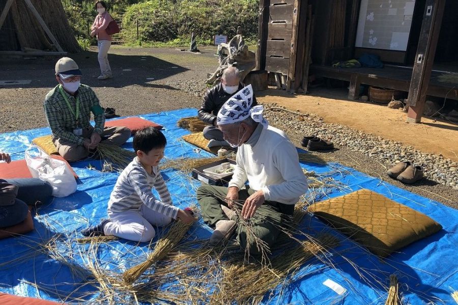 わらほうきづくり体験