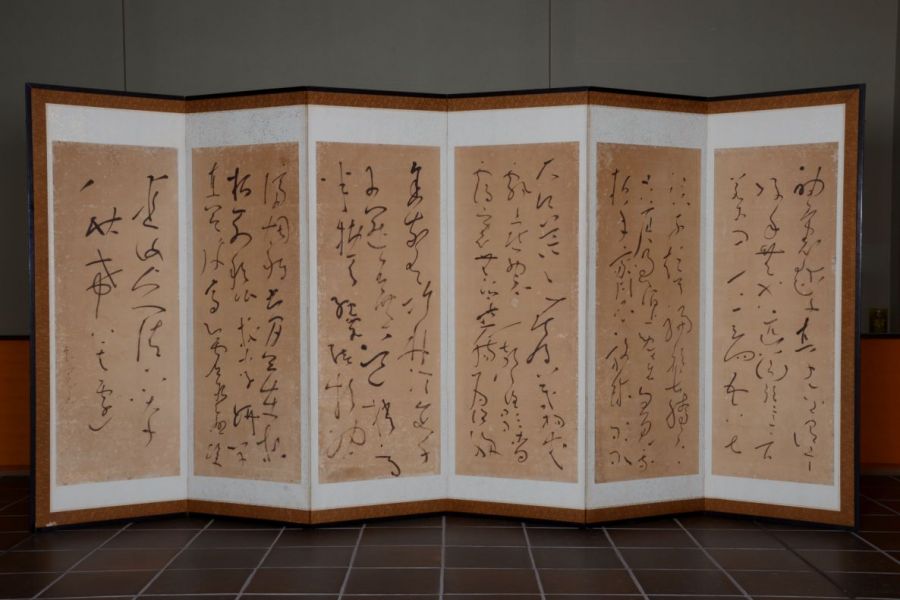 この六曲屏風は、島崎時代の作で、流れるような筆致の中に高雅で清純な趣をなし良寛の人柄を偲ぶことができる。