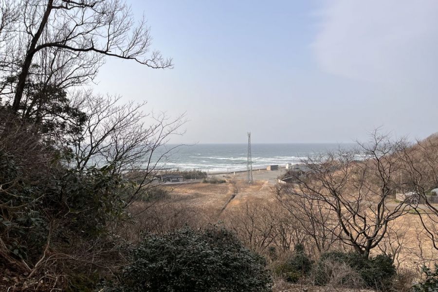 妙法寺の山間から見える日本海