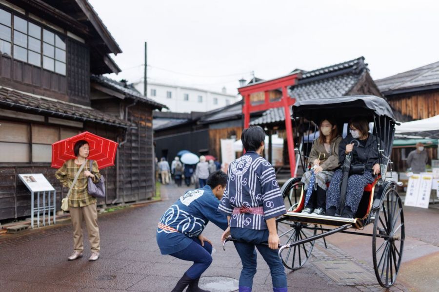 越のむらさき前の人力車