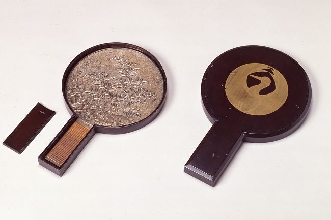 鶴丸紋鏡箱(小)と南天模様柄鏡　ポーラ文化研究所 蔵
