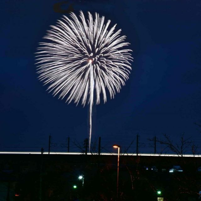 鎮魂と世界平和の祈りを夜空へ