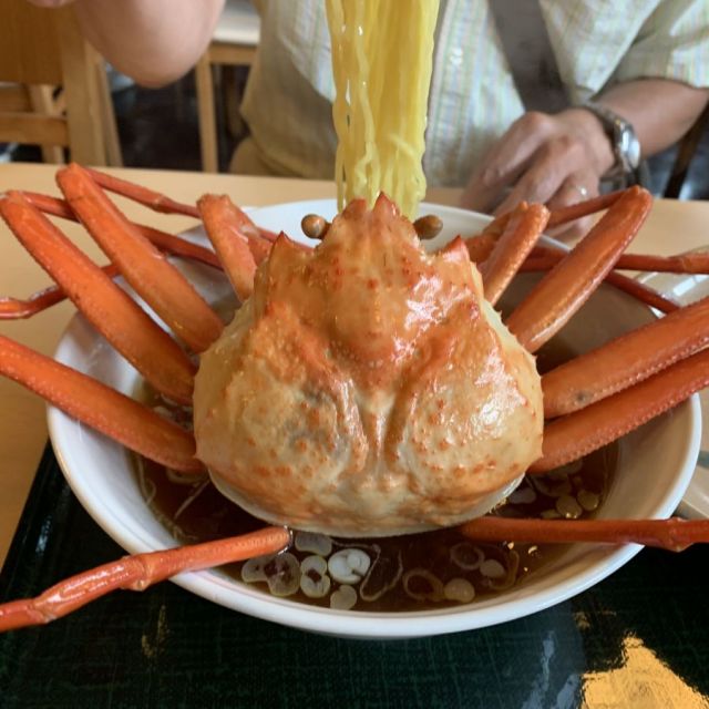 大胆にカニがドーンと乗ったラーメン