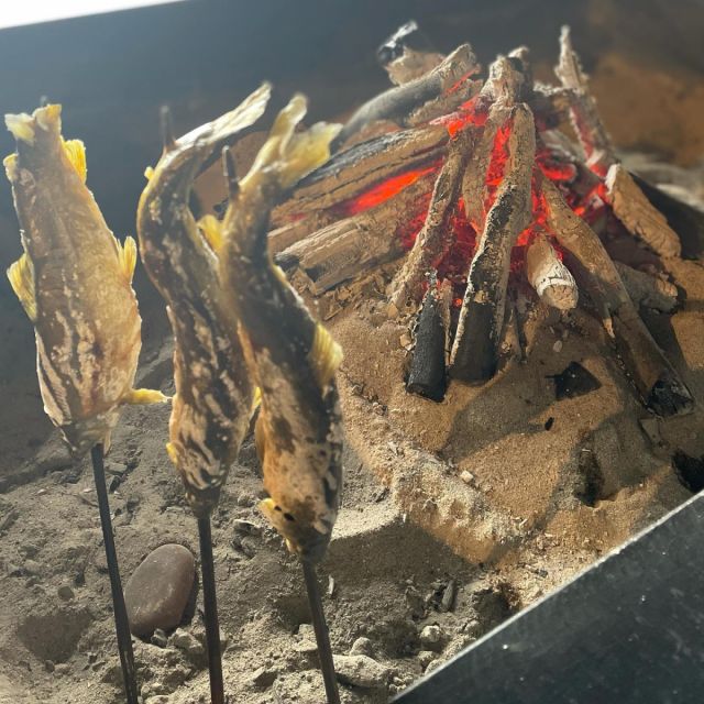 囲炉裏で炭火焼が楽しめます