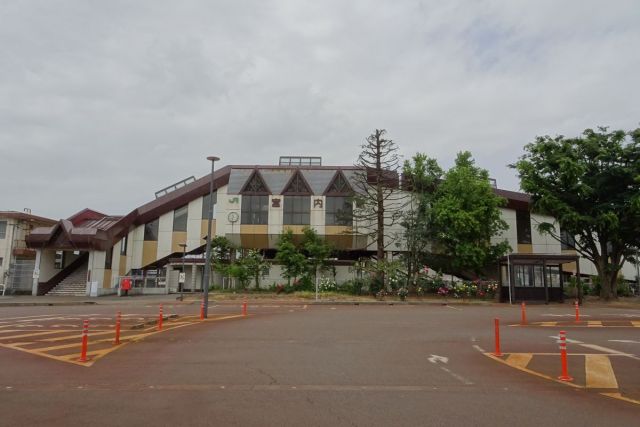Miyauchi Station and Miyauchi Shopping Street