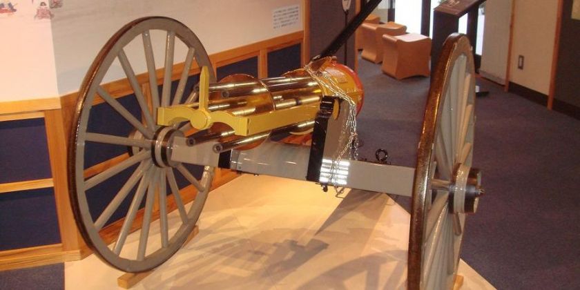 北越戊辰戦争で継之助が使用したと伝えられるガトリング砲の復元モデル（河井継之助記念館蔵）