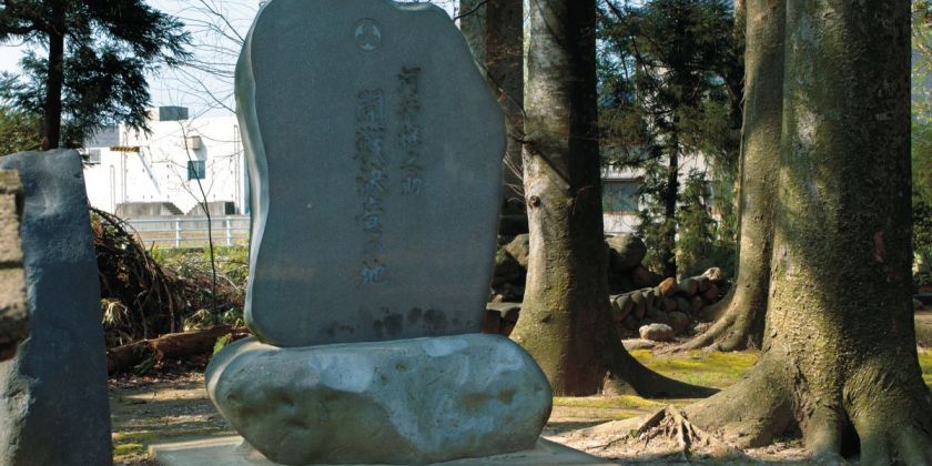 小千谷会談決裂後、継之助と億二郎が開戦を決意した場所「前島神社」に建つ記念碑